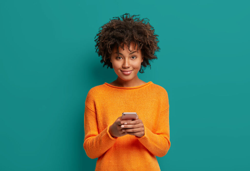 Le Partage fille avec téléphone